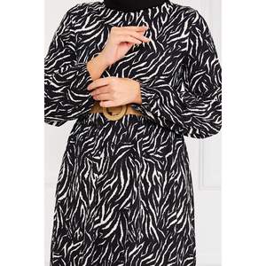 Vestido modesto Hijab de crepé con Cinturón estampado de vidrio roto negro - Product Image 1