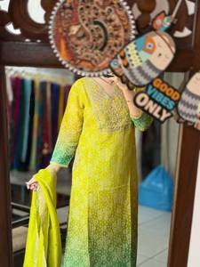 Kurta/Kurti de Seda de Tres Piezas con Bordado Zari de Primera Calidad, Estilo Cuello en V, Color Brillante, Precio al por Mayor, Especial para Damas - Product Image 2