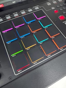 Akai MPC X เวิร์กสเตชันดนตรีระดับมืออาชีพ เครื่องเล่นซัมเพลอร์แบบสแตนด์อโลน เครื่องซีเควนเซอร์ เครื่องดรัมเมชชีน คอนโทรลเลอร์ MIDI  แบบ Heavy-Duty ใช้ไฟฟ้า/ไฟกระแสตรง - Product Image 3
