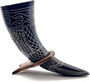 Corne à boire de buffle de style viking avec support en bois, corne à boire de buffle traditionnelle viking et logo gravé à la main - Product Image 1
