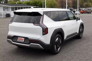 KIA EV9 2024, Ligero, Gran Autonomía, Tracción Delantera, Certificado, Limpio y Seminuevo, Volante a la Derecha/Izquierda, Caja de Cambios Automática, Cuero Oscuro, Turbo Eléctrico - Product Image 5