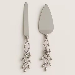 Couteau à gâteau en métal rustique et serveur avec poignées de branche d'olivier sculpté ustensiles de dessert élégants pour les mariages sur le thème de la nature - Product Image 2