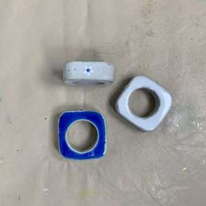 Anneaux de serviette de mariage en métal élégant avec des motifs géométriques pour l'esthétique de la salle à manger moderne - Product Image 2