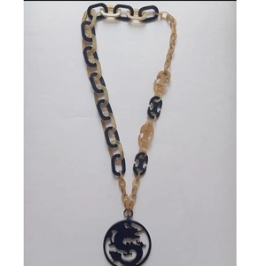 Collar con colgante de cuerno de buey de búfalo hecho a mano con cadena de cuentas decorativa, joyería tribal para mujer, diseño ecológico natural - Product Image 1