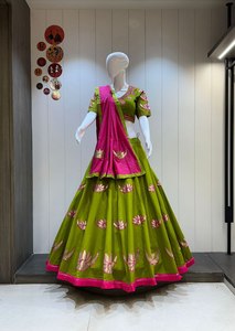 Nouvelle collection exclusive de tenues traditionnelles pour le Navratri, comprenant un lehenga choli imprimé, coupe ajustée, longueur au sol, en pur coton Khadi. - Product Image 3