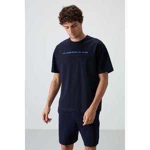 เสื้อยืดพิมพ์ลายกราฟิกทรงโอเวอร์ไซส์ผ้าฝ้ายสีน้ำเงินกรมท่าสำหรับผู้ชาย Air Jones - รุ่น 88371 - Product Image 1