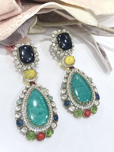 Boucles d'oreilles élégantes de haute qualité avec finition dorée, aspect pierres fusionnées, collections pour femmes et filles, pour les mariages - Product Image 2