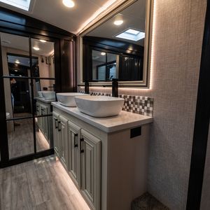 Caravane de voyage QualiPinnacle abordable et de haute qualité pour 8 personnes, en aluminium, avec cuisine coulissante, design moderne - Product Image 3
