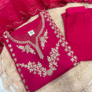 Conjunto de traje de 3 piezas de seda Chanderi pura, ligera y suave, con bordados, perfecto para todas las ocasiones. - Product Image 1