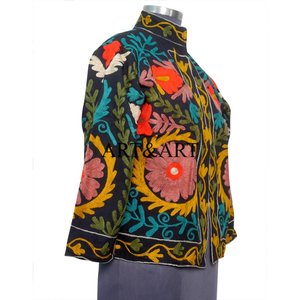 Chaqueta de Invierno Acolchada y Transpirable de Algodón 100% con Bordado Suzani Estilo Bohemio para Mujer, Ideal para Fiestas Tradicionales - Product Image 4