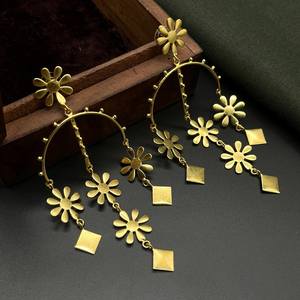 Pendientes colgantes de oro mate para mujer, joyería ligera y versátil con patrón Floral para uso diario y ocasiones de oficina - Product Image 3