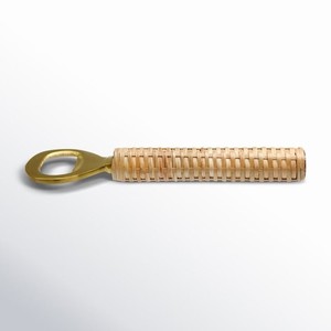 ABREBOTELLAS DE Ratán Artesanal Estilo Costero ABRIDOR DE LATÓN Caña Tejida Natural DE LAMETIERARTZ - Product Image 3