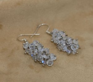Boucles d'oreilles en grappe de pierres de lune pour femmes, en argent sterling 925, bijoux en pierres précieuses faits à la main - Product Image 3