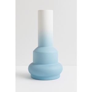 Florero de metal nórdico hecho a mano, blanco, azul, Pascua, resistente al óxido, respetuoso con el medio ambiente, eleva tu decoración, serenidad nórdica moderna - Product Image 1