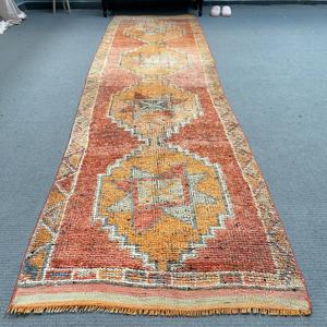 Alfombra Vintage de 2.8x12 pies, Alfombra Turca Roja con Diseño de Puntos - Product Image 1