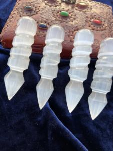 Tour en spirale en sélénite polie en gros grande baguette en cristal de guérison Feng Shui pour le nettoyage de l'énergie méditation spirituelle maison - Product Image 6