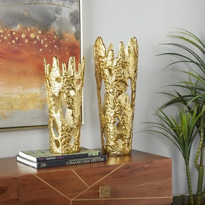 Vase en métal raffiné en forme de vase pour les maisons urbaines, apportant une présence décorative distinctive avec un design portable adapté aux célébrations - Product Image 1