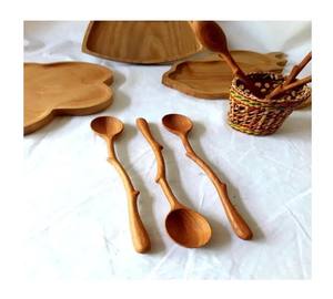 Cuillère en bois naturel idéale pour mélanger les sauces et préparer de délicieux repas dans les cuisines domestiques modernes - Product Image 1