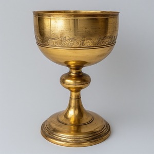 Calice d'église en laiton artisanal avec finition patinée antique, détails artisanaux, conçu pour les cérémonies religieuses intemporelles - Product Image 4