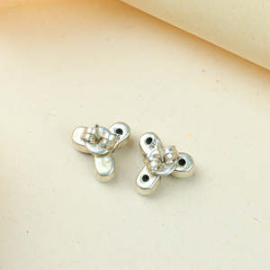 Pendientes de botón Ayushi Clover de plata 925 y oro de 14K/18K, 100% modernos, con engaste de bisel, diseño de flor y mariposa, patrón de diamantes, rubí y diamante principal - Product Image 4