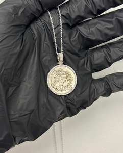 Colgante redondo personalizado Silver Crest con borde con incrustaciones de circonitas, joyería hip hop para hombre, cadena de lujo estilo streetwear. - Product Image 2