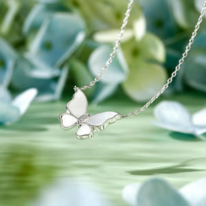 จี้สร้อยคอเงินแท้รูปผีเสื้อประดับมุกเปลือกหอย - Product Image 4