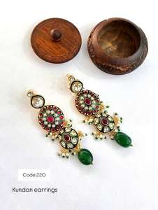 Pendientes Jhumka de perlas Kundan de lujo con joyería llamativa chapada en oro para novias, bodas y ocasiones festivas de moda - Product Image 5