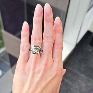 แหวนหมั้นเพชรทรง Asscher ขนาด 5.10 กะรัต เพาะเลี้ยงในห้องปฏิบัติการ ประดับขอบเพชรแบบ Pav Halo ได้รับการรับรองจาก IGI - Product Image 3