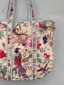 Bolso Tote de Moda Bohemia Vintage con Estampado Floral de Aves Acolchado, con Ribete a Rayas Beige, Hecho a Mano en India, con Cierre de Cremallera de Algodón - Product Image 4
