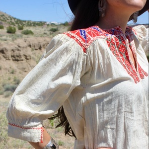 Hollyday Suite - Vestido Folclórico Mexicano Vintage Hecho a Mano, Túnica Artesanal Bordada a Mano con Punto de Cruz, 100% Algodón Natural Mexicano - Product Image 1