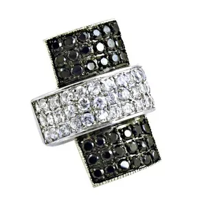 Bague solitaire argentée tendance pour femme, plaquée or avec incrustations de pierres précieuses noires et blanches, style hip-hop - Product Image 2