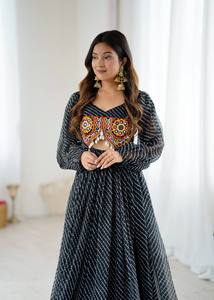 Robe maxi en georgette à imprimé numérique élégante et haut de gamme pour les célébrations festives, design élégant à points de chaînette, prêt à porter en boutique - Product Image 3