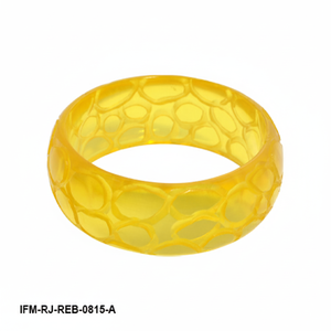 Brazalete de Resina Amarillo con Diseño de Panal, Brazalete Geométrico Tallado para Mujer, Joyería Boho Chic Hecha a Mano - Product Image 2