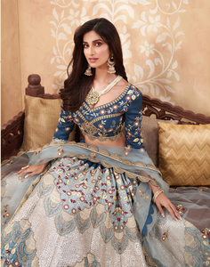 Lehenga en soie ombrée HEAVY ALIZEH avec doublure intérieure en santoon mat, chemisier en soie lourde et dupatta en filet papillon - Product Image 2