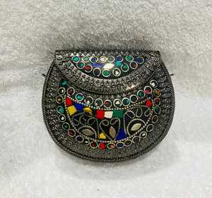 กระเป๋าคลัทช์โลหะสุดหรูทันสมัยสำหรับผู้หญิง เหมาะสำหรับการเสริมลุคในงานปาร์ตี้ ดีไซน์โดดเด่น แรงบันดาลใจจากดีไซเนอร์ พร้อมสายสะพายโซ่ - Product Image 3