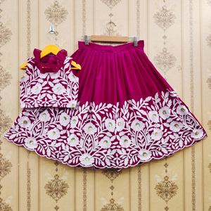 Ensemble Lehenga Choli pour enfants, Rani, entièrement brodé de fleurs, entièrement cousu, coupe régulière, longueur au sol |   Tenue ethnique pour fête de filles et mariage |   Tout - Product Image 1