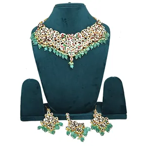 Ensemble de bijoux fins en Kundan vert marine avec boucles d'oreilles plaquées or et Maang Tikka orné de perles et d'une bague en perles pour mariage ou cadeau - Product Image 2