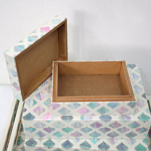 Caja de Almacenamiento de Joyas Decorativa Geométrica Rectangular Hecha a Mano con Incrustaciones de Nácar Blanco y Verde, Material MOP, Incrustaciones de Concha de Madreperla - Product Image 1