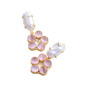 ต่างหูทองเหลืองแท้ประดับมุกแท้และอัญมณีชั้นดี ชุบทอง 18K ดีไซน์ทันสมัย โดดเด่นเป็นเอกลักษณ์ - Product Image 4