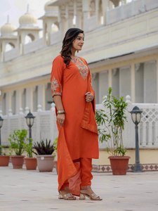 Ensemble Kurti traditionnel pour les fêtes avec tissu de qualité supérieure et design classique - Product Image 6