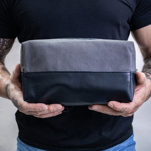 Bolsa de lavado de cuero de lona encerada en gris y negro Kit de afeitado para hombres Kit de Dopp Regalo hecho a mano para el Día del Padre LCTB-0017 - Product Image 1