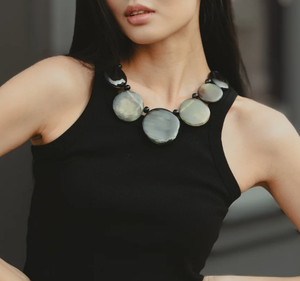 Ensemble de collier de perles en résine de design moderne Collier à disque en résine noir-naturel réversible de la Fashion Gallery - Product Image 2