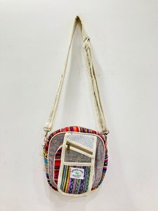 Sacs à bandoulière unisexes en coton multicolores faits à la main par des artisans, écologiques, durables, élégants, pour une utilisation en soirée - Product Image 3