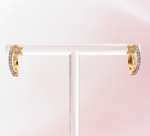 Pendientes de Aro Medio con Diseño de Flores en Tono Dorado de Lujo para Mujer, Joyería para Novias y Fiestas - Product Image 3