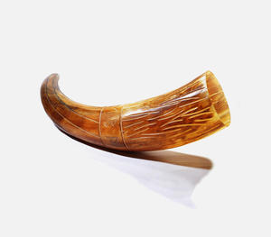 Authentique corne à boire viking en ambre miel, fabriquée à la main, avec des runes nordiques sculptées à la main et des rainures texturées en spirale élégantes - Product Image 3