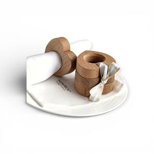 Ensemble d'anneaux de serviette en bois en forme de cœur pour un accent de table décoratif charmant et une présentation rustique unique - Product Image 1