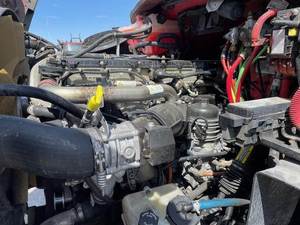 Camión de Plataforma Plana de 20 pies con Eje Tándem 114SD de 2014, Motor de 410 HP, Caja de Cambios Automática Allison RDS de 6 Velocidades, Duradero y de Alto Rendimiento - Product Image 5