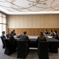 Cloison mobile pour salle de conférence d'hôtel d'affaires avec rail supérieur pour espaces de réunion flexibles