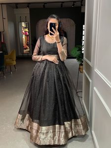 Bordado y trabajo hecho a mano en tela Super Silk Nyra Kurti y Sharara completamente aplastada, traje Anarkali totalmente cosido - Product Image 3