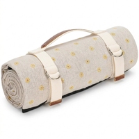 Vente en gros de tapis de pique-nique pliables, élégants, à motifs floraux, pour le camping en plein air, imperméables, résistants au sable, grands tapis de plage avec poignée